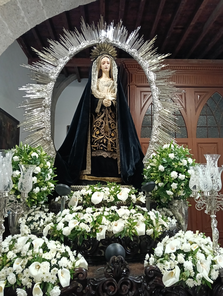 IMG20260403082047.jpg - Trono de Ntra. Sra. de los Dolores preparado para la Procesión Magna