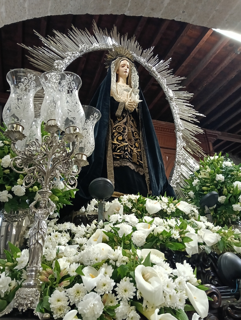 IMG20260403082133.jpg - Trono de Ntra. Sra. de los Dolores preparado para la Procesión Magna
