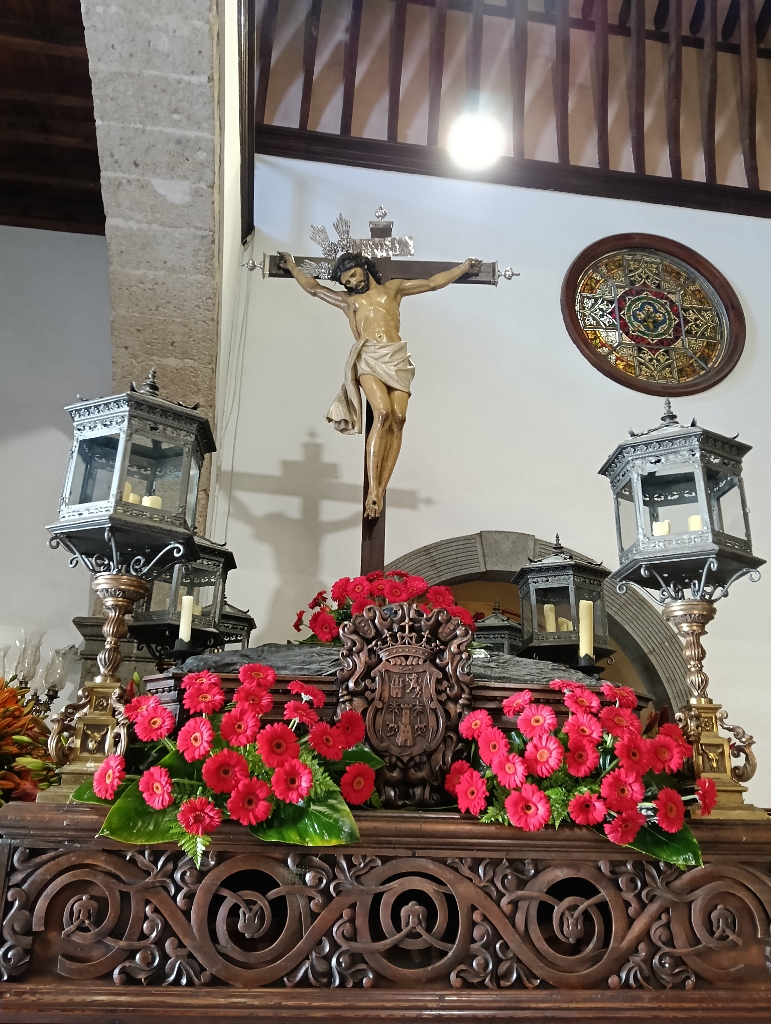 IMG20260403111634.jpg - Trono del Santo Cristo de la Vera Cruz preparado para la Procesión Magna