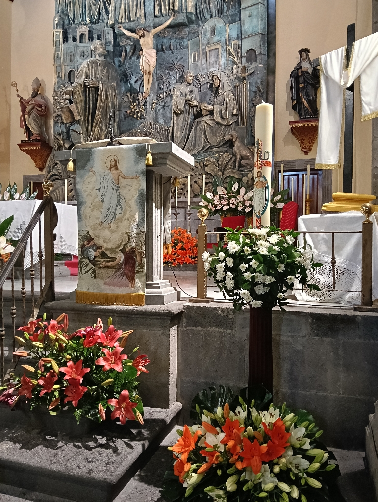 IMG20260404125857.jpg - Altar Mayor preparado para la Vigilia Pascual