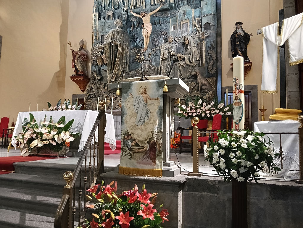 IMG20260404125920.jpg - Altar Mayor preparado para la Vigilia Pascual