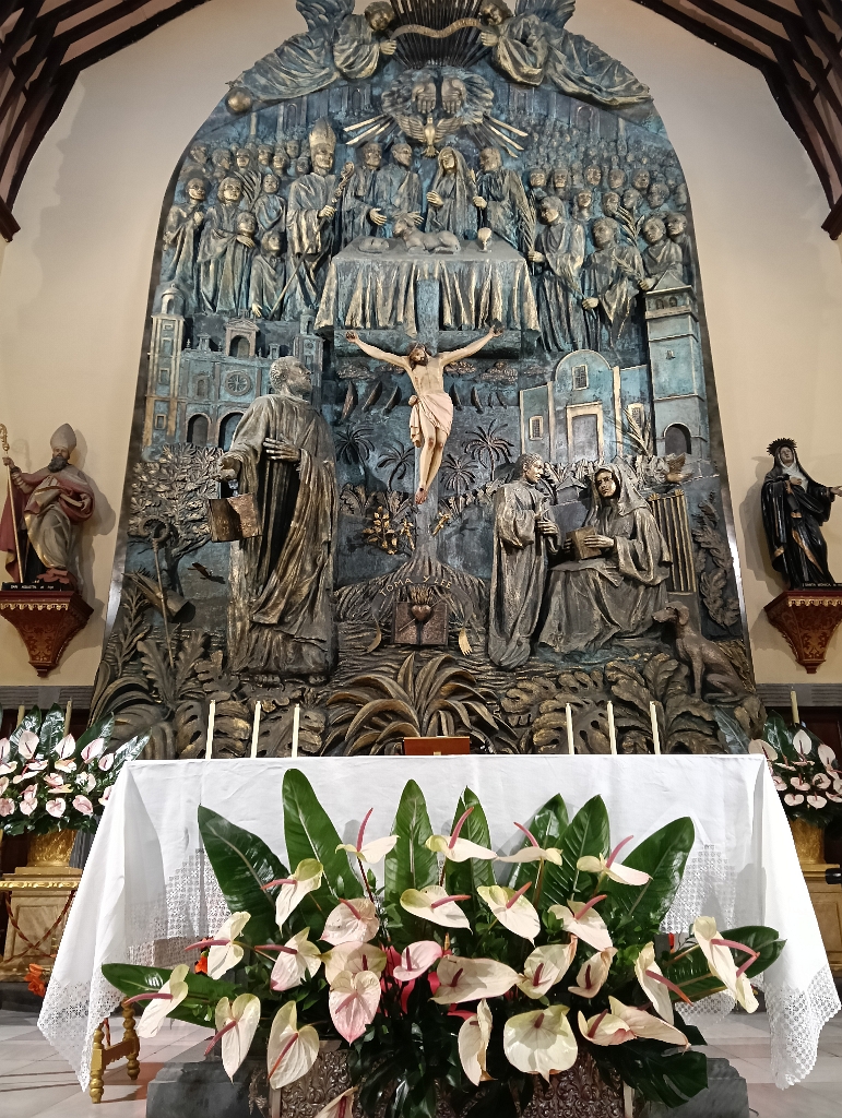 IMG20260404130018.jpg - Altar Mayor preparado para la Vigilia Pascual
