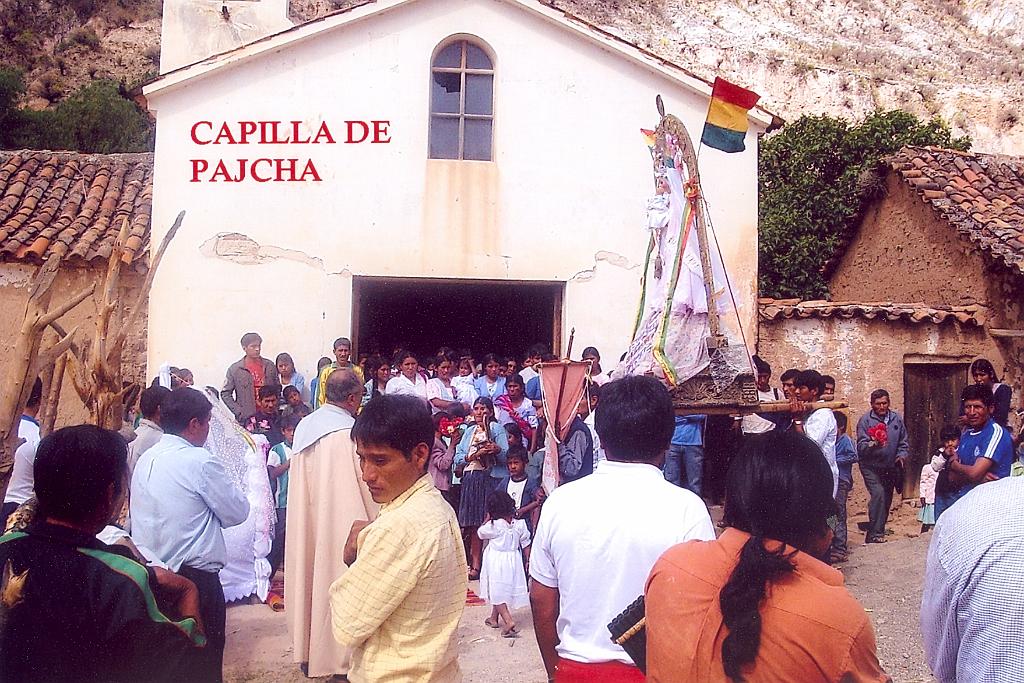 sucre0025.jpg - Imagen de la Virgen del Rosario a su paso por la Capilla de Pajcha